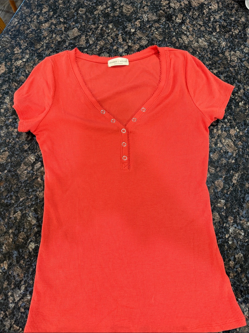 Frankee & Skylarr
 Short Sleeve Ribbed V-Neck Tee in Coral
M